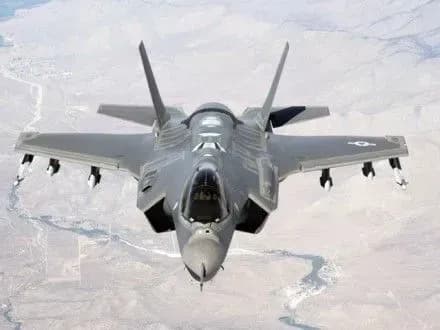 vinischuvachi-bombarduvalniki-ssha-f-35-prizemlilisya-v-estoniyi