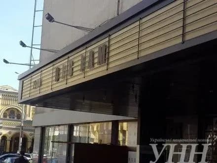 u-kiyevi-demontuvali-vivisku-golokost-kabare-naproti-sinagogi