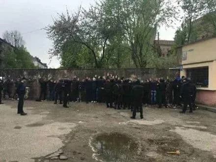 bilya-stadionu-u-lvovi-stalasya-masova-biyka