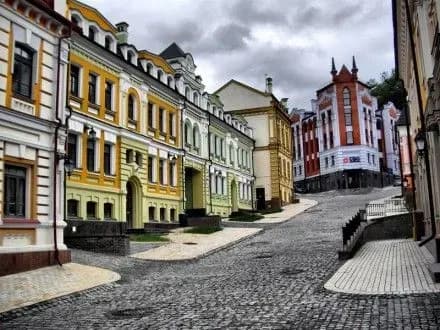 kiyani-zaklikali-prezidenta-zaminiti-brukivku-na-podoli-na-asfalt