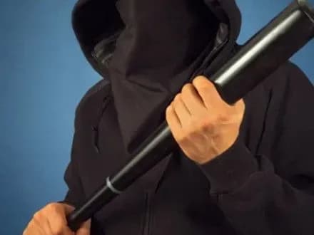 na-rivnenschini-banda-v-maskakh-pograbuvala-rodinu