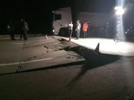 na-trasi-kiyiv-chop-poblizu-zhitomira-rozyikhavsya-asfalt