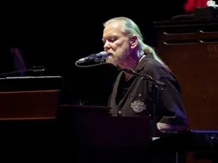 pomer-lider-grupi-allman-brothers-gregg-ollman