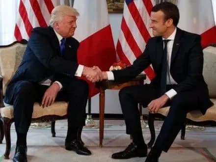 e-makron-nazvav-rukostiskannya-z-d-trampom-momentom-istini