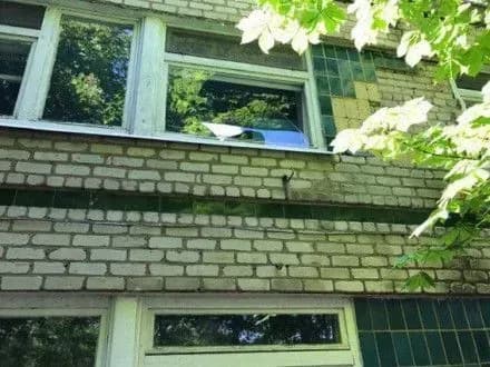 na-donechchini-vnaslidok-obstrilu-boyovikiv-poshkodzheno-budivlyu-dityachogo-taboru