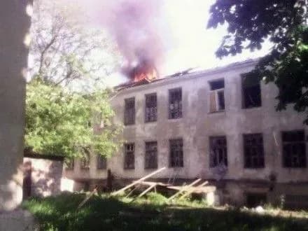 boyoviki-obstrilyali-iz-minometiv-shkolu-ta-zhitlovi-budinki-u-krasnogorivtsi-stskk
