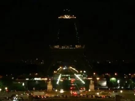 eyfelevu-vezhu-pogasili-v-znak-pamyati-pro-zagiblikh-pid-chas-teraktiv-v-londoni