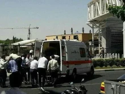 cherez-napad-na-iranskiy-parlament-8-poraneno-odin-zaginuv