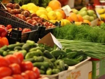 za-misyats-u-kiyevi-naybilshe-podorozhchali-frukti-ovochi-ta-myaso
