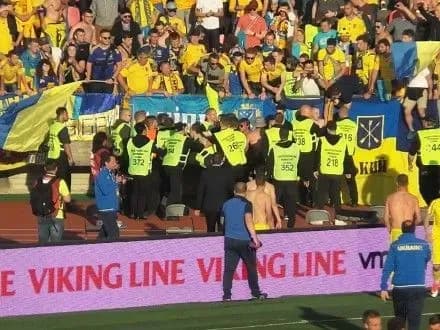 a-shevchenko-z-futbolistami-ukrayini-zupiniv-biyku-fanativ-i-styuardiv