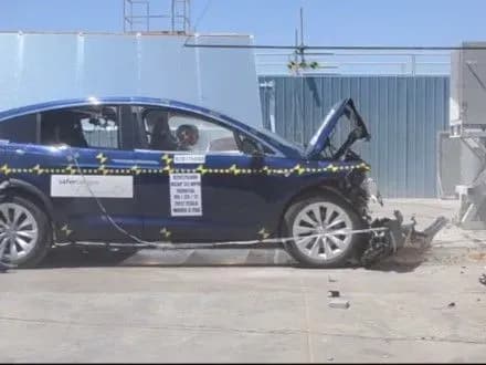 v-merezhi-pokazali-pershiy-krash-test-krossovera-tesla-model-x