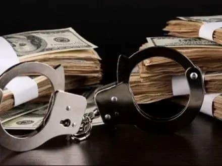 pratsivnik-cherkaskoyi-politsiyi-provede-visim-rokiv-u-vyaznitsi-za-khabar