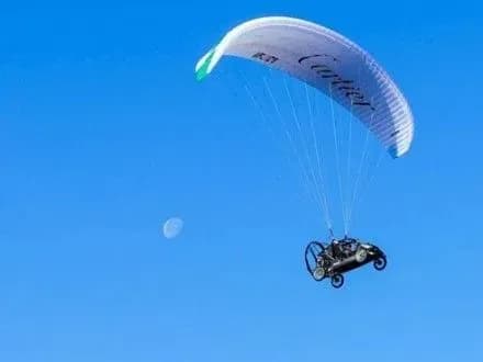 frantsuz-peretnuv-la-mansh-na-litayuchiy-mashini-pegas