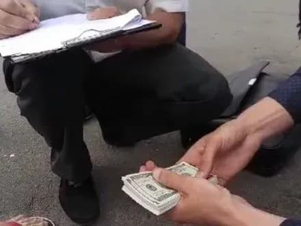 eks-posadovtsya-obukhivskogo-viddilu-derzhgeokadastru-zatrimali-na-khabari-u-10-tis-dol