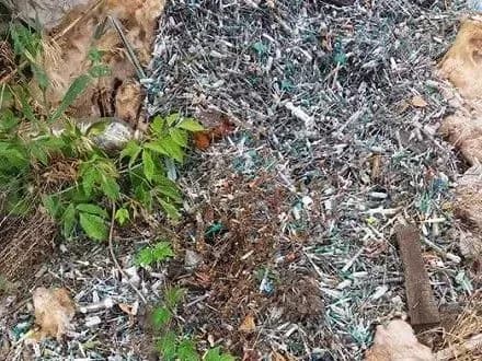 nebezpechni-medichni-vidkhodi-u-kropivnitskomu-visipali-prosto-neba