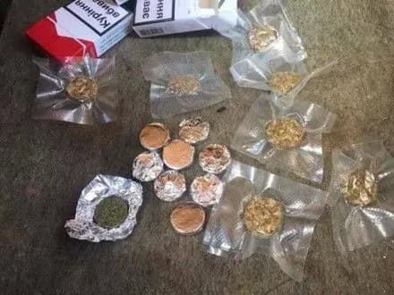 pensioner-mvs-prodavav-elitni-narkotiki-na-kiyivschini