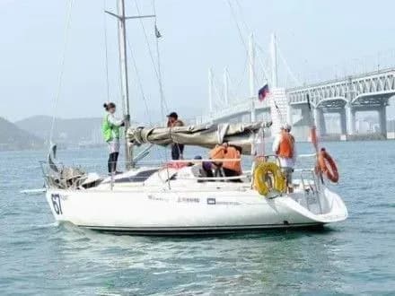 sudno-kndr-zakhopilo-rosiysku-yakhtu-zmi