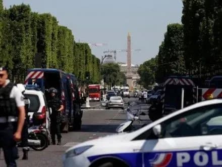 avtomobil-vyikhav-v-mashinu-politsiyi-na-yeliseyskikh-polyakh-u-parizhi