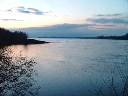 chotirokh-pidlitkiv-na-ulamku-mosta-zaneslo-na-seredinu-dnipra