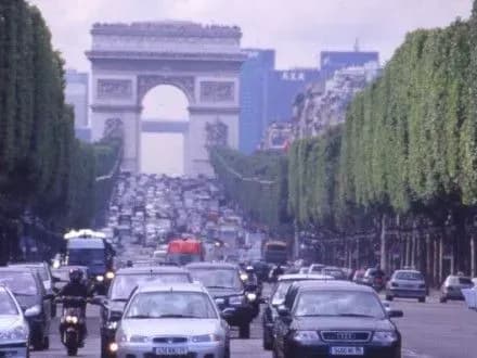 chotirokh-rodichiv-vodiya-yakiy-protaraniv-politseyskikh-u-parizhi-dopitali