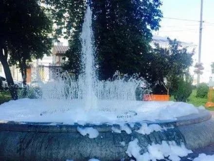 u-kiyevi-nevidomi-zalili-v-fontan-miyuchiy-zasib