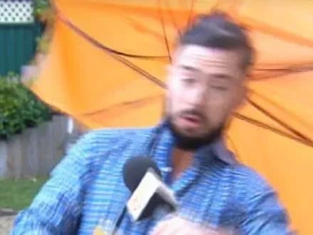 televeduchogo-u-pryamomu-efiri-zneslo-vitrom