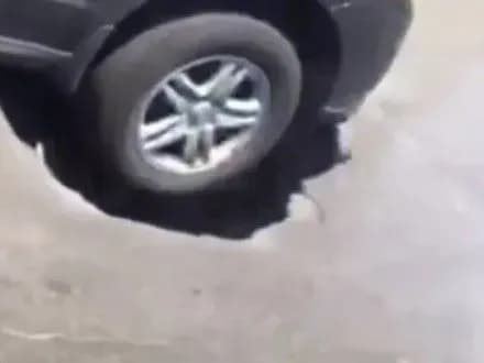 u-kiyevi-znovu-provalivsya-asfalt-postrazhdav-avtomobil