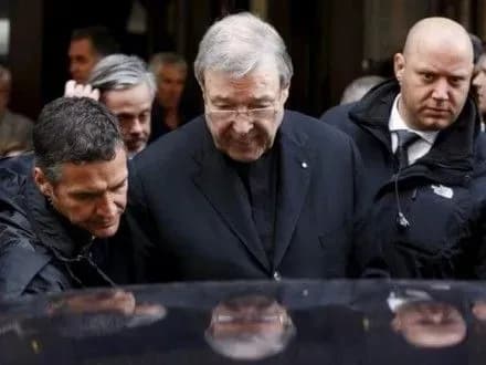 golovnogo-radnika-papi-rimskogo-zvinuvachuyut-v-seksualnomu-nasilstvi