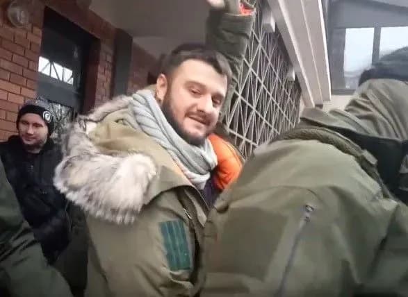 u-merezhi-oprilyudnili-video-zatrimannya-sina-avakova