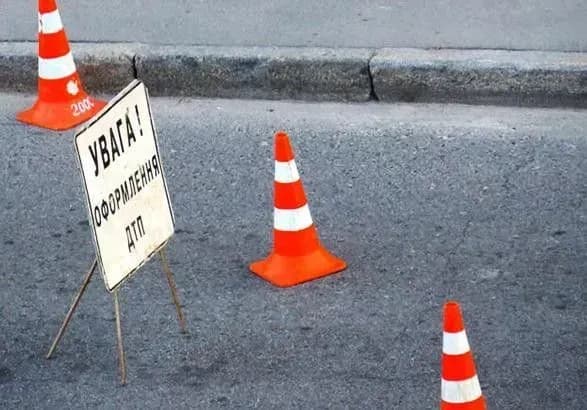 u-kiyevi-v-rezultati-dtp-perekinuvsya-avtomobil