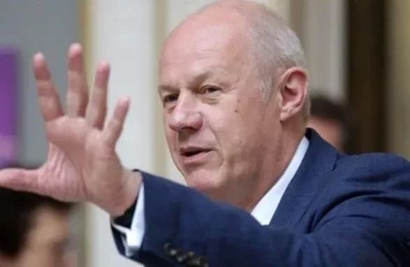 v-uryadi-britaniyi-nabiraye-obertiv-skandal-povyazaniy-z-domagannyami