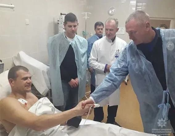 postrazhdalim-vid-vibukhu-politseyskim-u-dnipri-vruchili-vidznaki