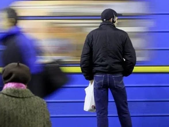 cholovik-yakiy-vpav-na-koliyi-u-kiyivskomu-metro-zaginuv