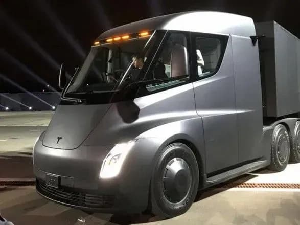 tesla-predstavila-svoyu-pershu-elektrovantazhivku