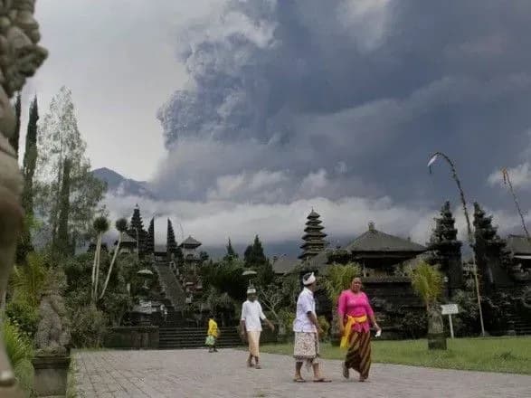 viverzhennya-vulkana-na-bali-evakuyovano-blizko-40-tis-zhiteliv