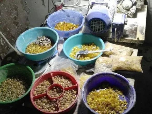 tsekh-z-obrobki-burshtinu-vikrili-na-zhitomirschini