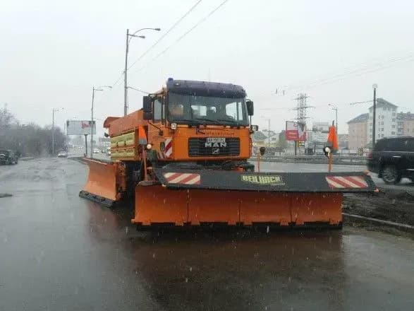 cherez-negodu-na-kiyivskikh-dorogakh-posileno-pratsyuye-spetstekhnika