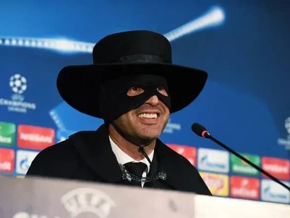 trener-shakhtarya-zyavivsya-na-pres-konferentsiyu-v-kostyumi-zorro