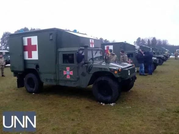 poroshenko-peredav-zsu-40-medichnikh-mashin