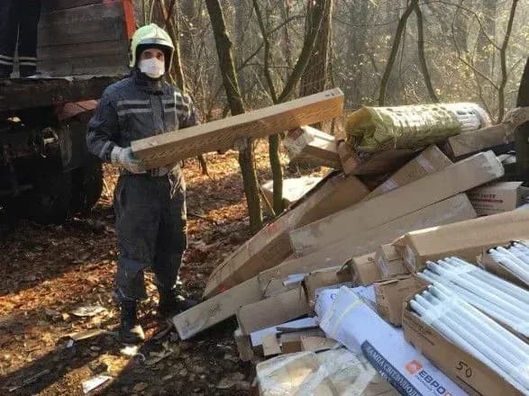 ryatuvalniki-likviduvali-chotiri-zvalischa-lyuminestsentnikh-lamp-u-kiyevi