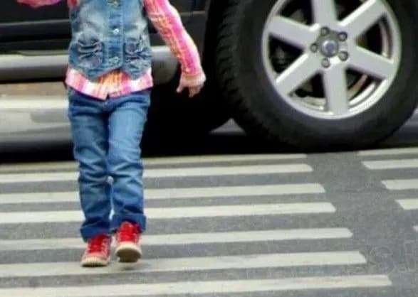 na-volini-pidlitok-za-kermom-zbiv-9-richnu-divchinku