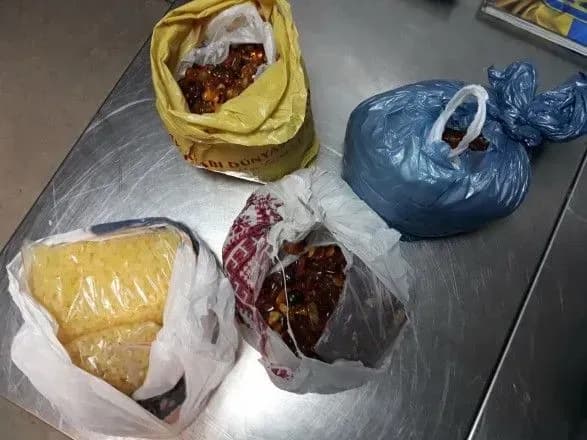 dpsu-cherez-borispil-namagalis-vivezti-20-kg-burshtinu