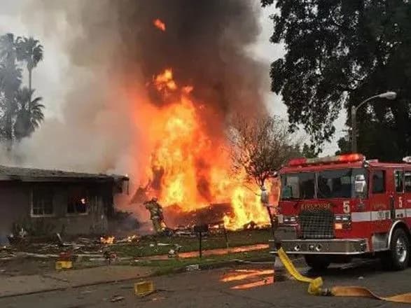 dvoye-lyudey-zaginulo-pri-padinni-litaka-na-budinok-u-ssha