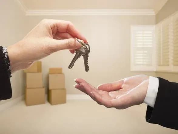 u-kiyevi-shakhrayi-namagalisya-prodati-3-kimnatnu-kvartiru