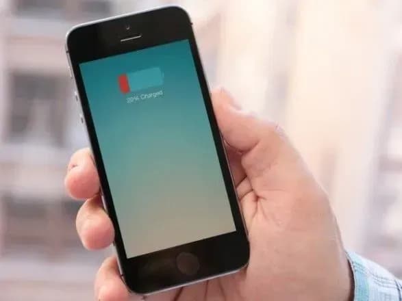 u-kiyivskomu-metro-vstanovili-punkt-pidzaryadki-mobilnikh-telefoniv