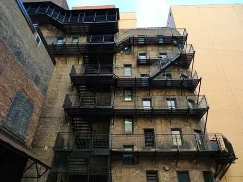 u-lvovi-zaginuv-cholovik-yakiy-vpav-z-pozhezhnikh-skhodiv