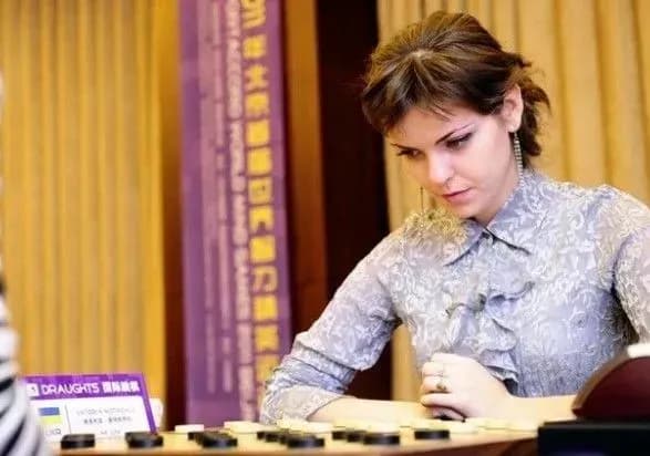 ukrayinka-zdobula-dvi-medali-na-intelektualnikh-igrakh-z-shashok