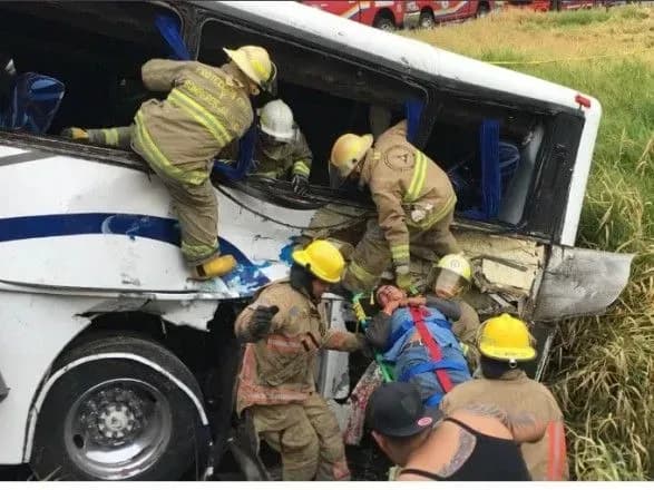 avtobus-z-dityachimi-futbolnimi-komandami-zitknuvsya-z-poyizdom-u-meksitsi-ye-zhertvi