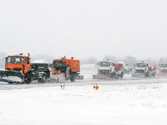 aeroport-kiyiv-cherez-negodu-perenapraviv-chastinu-reysiv-do-borispolya