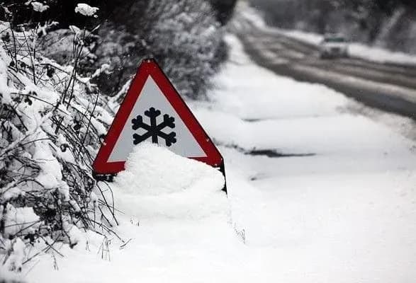 rukh-transportu-na-niztsi-dorig-na-zakarpatti-timchasovo-perekrito-ukravtodor